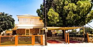 a house with a fence and a tree at Casa Bella a Skala 1 in Skala