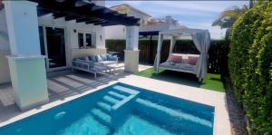 罗尔丹Casa Dena的房屋旁带凉亭的游泳池