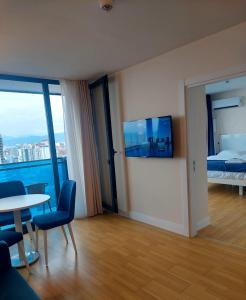 TV a/nebo společenská místnost v ubytování Beach Hotel Orbi City