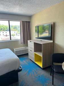 TV a/nebo společenská místnost v ubytování Days Inn by Wyndham Gettysburg
