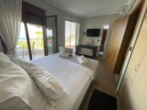 Postel nebo postele na pokoji v ubytování Sunny Seaside Villa-90 m from beach + 37 fotografií