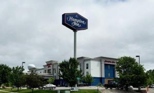 una señal para un centro comercial frente a un edificio en Hampton Inn Coldwater, en Coldwater