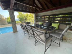 Bazén v ubytování Sunny Seaside Villa-90 m from beach nebo v jeho okolí