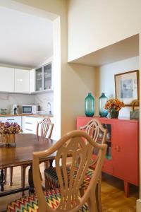 une cuisine avec une table et des chaises et une armoire rouge dans l'établissement Renovated Traditional House w 3BR & Outdoor Space, à Funchal 38 autres photos
