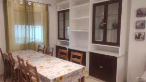a dining room with a table and chairs at Unifamiliar Las Torres in Sanlúcar de Barrameda +12 photos