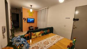 a living room with a table and a couch at AP 3 quartos -2min da ARENA MRV e Expominas- BH in Belo Horizonte