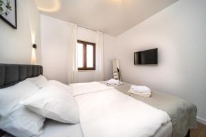 Postel nebo postele na pokoji v ubytování Kaldanac Residence