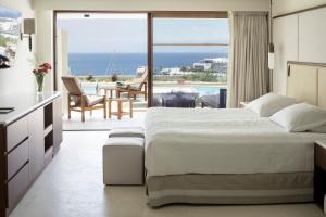 Postel nebo postele na pokoji v ubytování Porto Elounda Golf & Spa Resort, Six Senses Spa