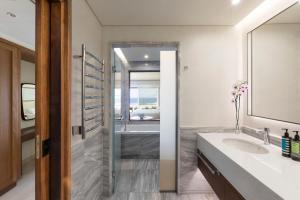 Koupelna v ubytování Porto Elounda Golf & Spa Resort, Six Senses Spa