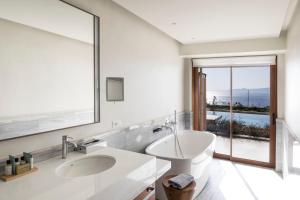 Koupelna v ubytování Porto Elounda Golf & Spa Resort, Six Senses Spa