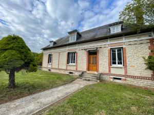 an old brick house with a tree in front of it at Maison de maître 15 personnes in Lierval