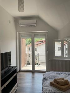TV a/nebo společenská místnost v ubytování Apartmani Vrla NEW