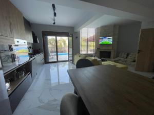 TV a/nebo společenská místnost v ubytování Sunny Seaside Villa-90 m from beach
