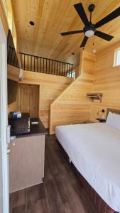 Postel nebo postele na pokoji v ubytování Cozy Cabin With Mountain View 3A