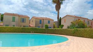 Maison de vacances à quelques pas des remparts في إج مورت: مسبح امام بعض البيوت