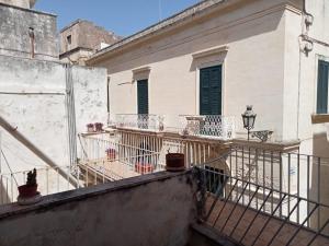 un balcone di un edificio bianco con balconi di Dimora storica Principi di Savoia a Lecce