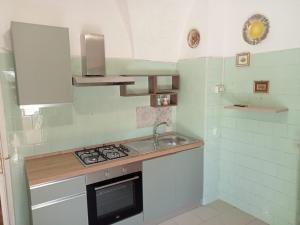 una piccola cucina con lavello e fornello di Dimora storica Principi di Savoia a Lecce