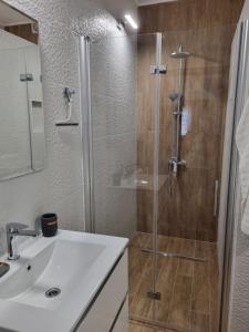 Ένα μπάνιο στο Sea View Apartments +34 φωτογραφίες