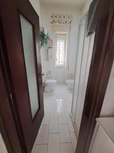 メータにあるCasa Vacanza RosaMatildeのバスルーム(トイレ付)、窓、ドアが備わります。 +11枚の写真