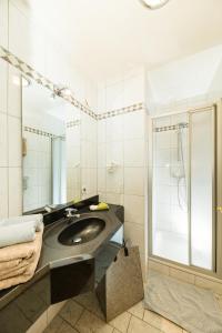 Koupelna v ubytování Feriengut Hasenau + 49 fotografií