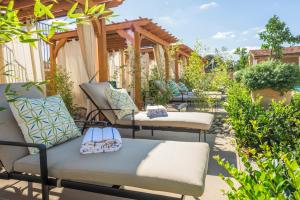 un grupo de sillas sentadas en un patio en Allegretto Vineyard Resort Paso Robles, en Paso Robles