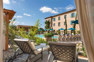 Bazén v ubytování Allegretto Vineyard Resort Paso Robles nebo v jeho okolí