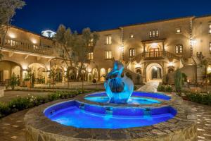 Bazén v ubytování Allegretto Vineyard Resort Paso Robles nebo v jeho okolí
