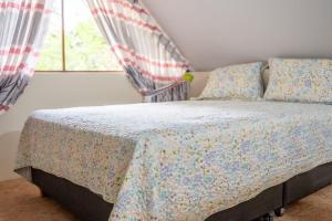 un dormitorio con una cama y una ventana en Magico Bosque - Bungalow, en Moyobamba