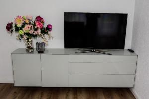TV a/nebo společenská místnost v ubytování Ferienwohnung in Nassenfels