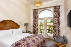 Postel nebo postele na pokoji v ubytování Allegretto Vineyard Resort Paso Robles + 37 fotografií