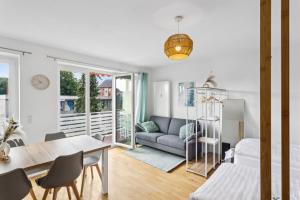 un soggiorno con un divano e un tavolo di Komfort Apartment Küche Balkon 3 Zi a Geesthacht