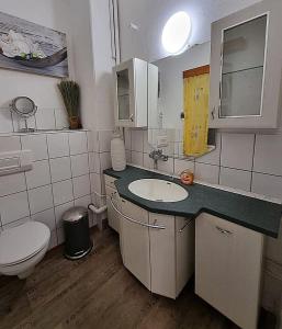 Koupelna v ubytování Nr 2 Gemütliche Suite mit King-Size Bett und Essbereich im Zentrum im Neubarockstyle