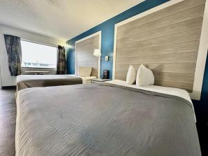 Ozark Inn and Suites客房内的一张或多张床位