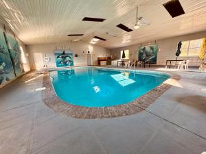 欧塞奇比奇Ozark Inn and Suites的大房间里有一个大游泳池