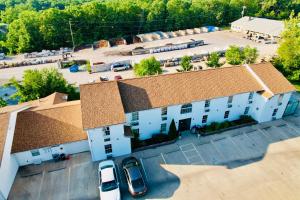 欧塞奇比奇Ozark Inn and Suites的带有停车场的建筑物的俯视图