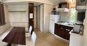 Kuchyň nebo kuchyňský kout v ubytování Mobil Home Ile du Rhin Camping Tohapi-Alsace