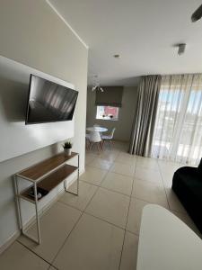 un soggiorno con una TV a schermo piatto su una parete di Apartament w Baltic Cliff a Niechorze