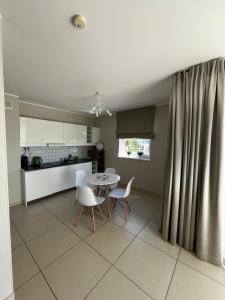 una cucina con un tavolo e sedie in una stanza di Apartament w Baltic Cliff a Niechorze