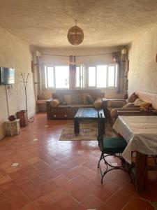 索维拉امام البحر的客厅里有一张沙发和一张桌子。