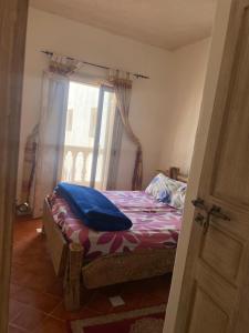 索维拉امام البحر的一间带床的小卧室，带窗户