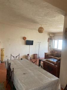 索维拉امام البحر的客厅里有一张桌子和一张沙发 更多2张照片