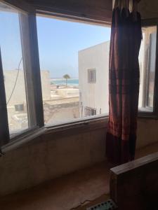 索维拉امام البحر的享有海滩景致的窗户。