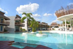 a swimming pool at a resort with palm trees at Hacienda Susulá in Susulá