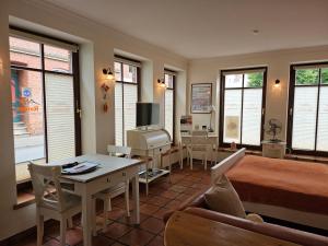 ein Schlafzimmer mit einem Bett, einem Tisch und einer Couch in der Unterkunft Backsteinparadies in Lüneburg