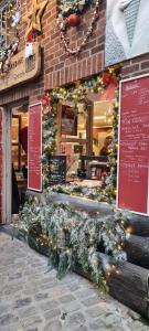 a store front with christmas decorations on it at 't Grote Egeltje XL chalet 220 in Durbuy