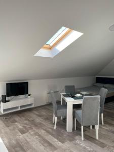 TV a/nebo společenská místnost v ubytování Apartman 24