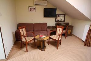 A seating area at Öreg Miskolcz Hotel