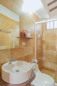 ein Badezimmer mit Waschbecken, Dusche und Toilette in der Unterkunft Apartamento en Barichara - Balcones de Barichara in Barichara