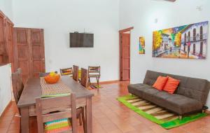 ein Wohnzimmer mit Sofa und Tisch in der Unterkunft Apartamento en Barichara - Balcones de Barichara in Barichara