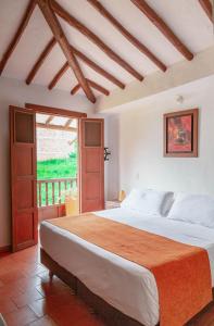 ein Schlafzimmer mit großem Bett und Fenster in der Unterkunft Apartamento en Barichara - Balcones de Barichara in Barichara